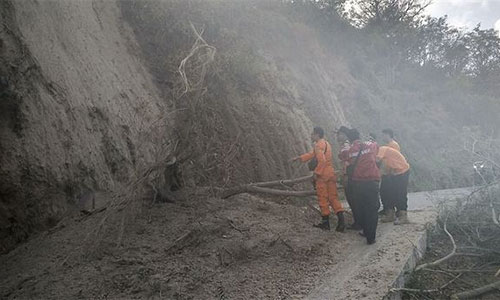 Más de 500 montañeros atrapados en Indonesia tras el terremoto